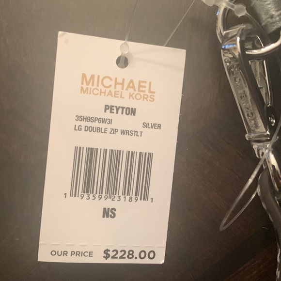NWT Michael Kors Peyton Lg Wristlet silver - Picture 3 of 4